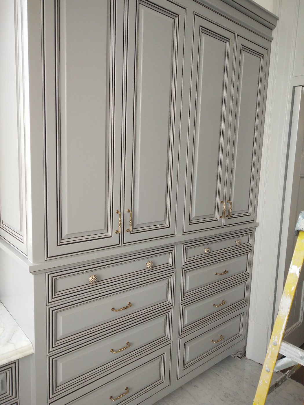 Glazed built-in cabinets with a smooth finish